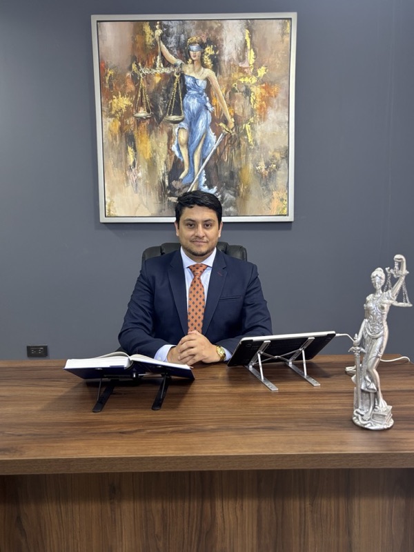 Abg. Boris Pavel Aguirre Carrión en su oficina