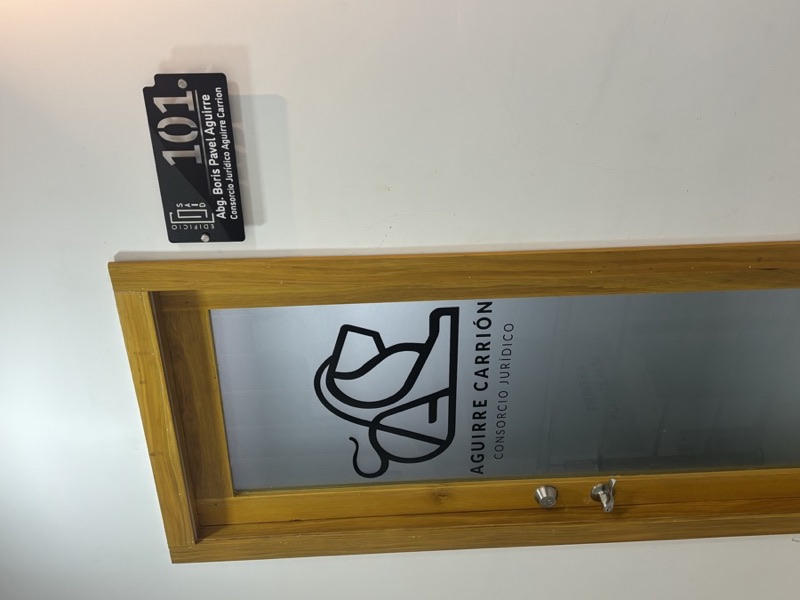 Puerta de nuestra oficina 101 en Loja